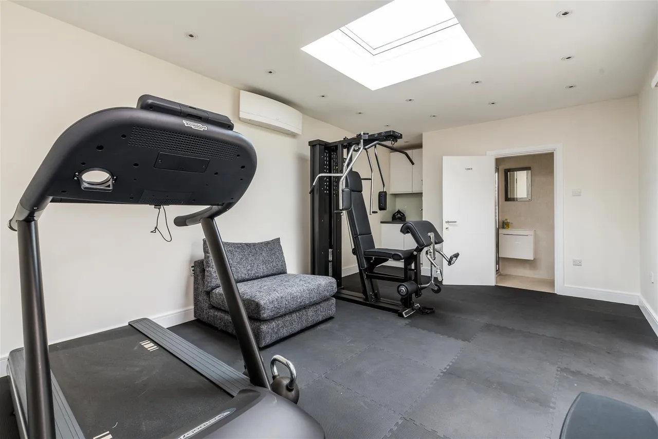 Bowes Road, Acton, W3, photo 20