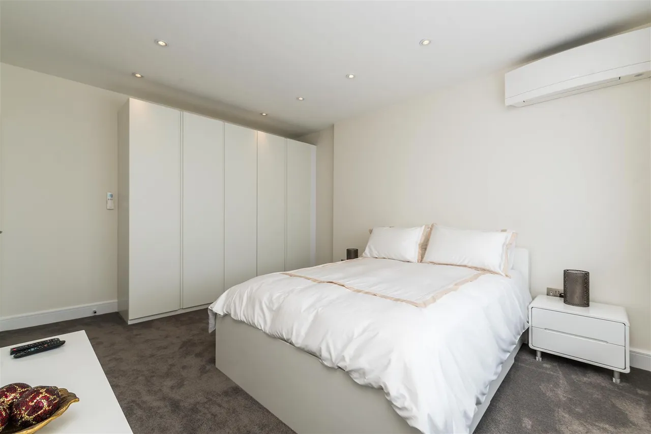 Bowes Road, Acton, W3, photo 17