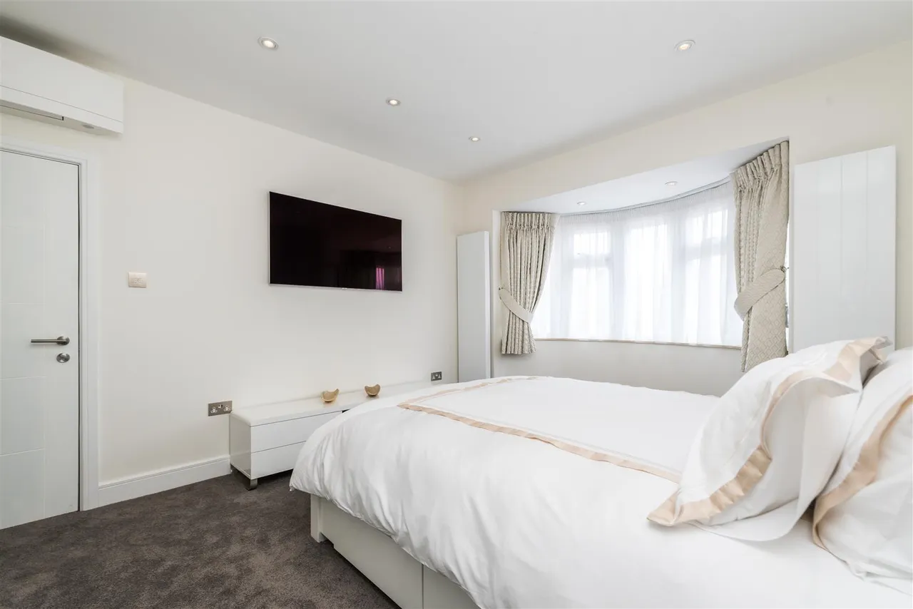 Bowes Road, Acton, W3, photo 15