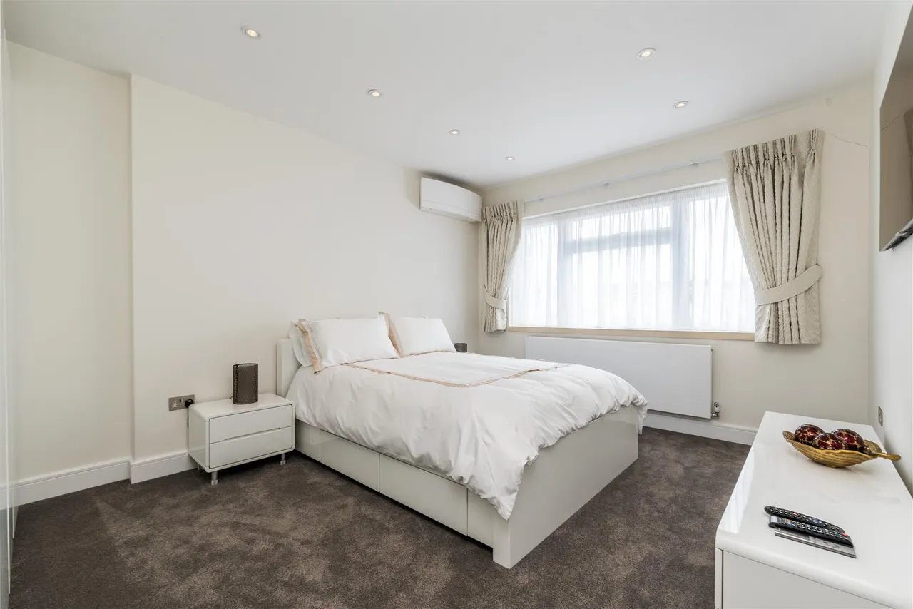 Bowes Road, Acton, W3, photo 16