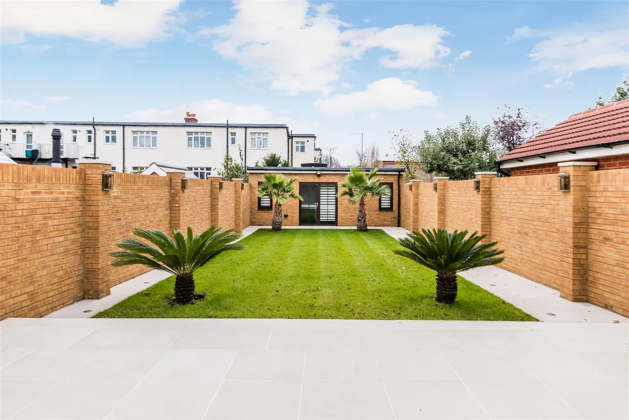 Bowes Road, Acton, W3, photo 7