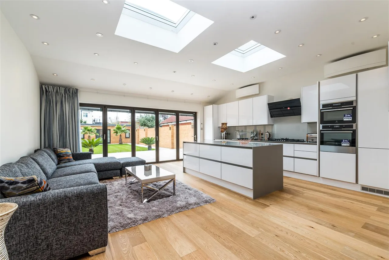 5 bed house to rent, Bowes Road, Acton, W3