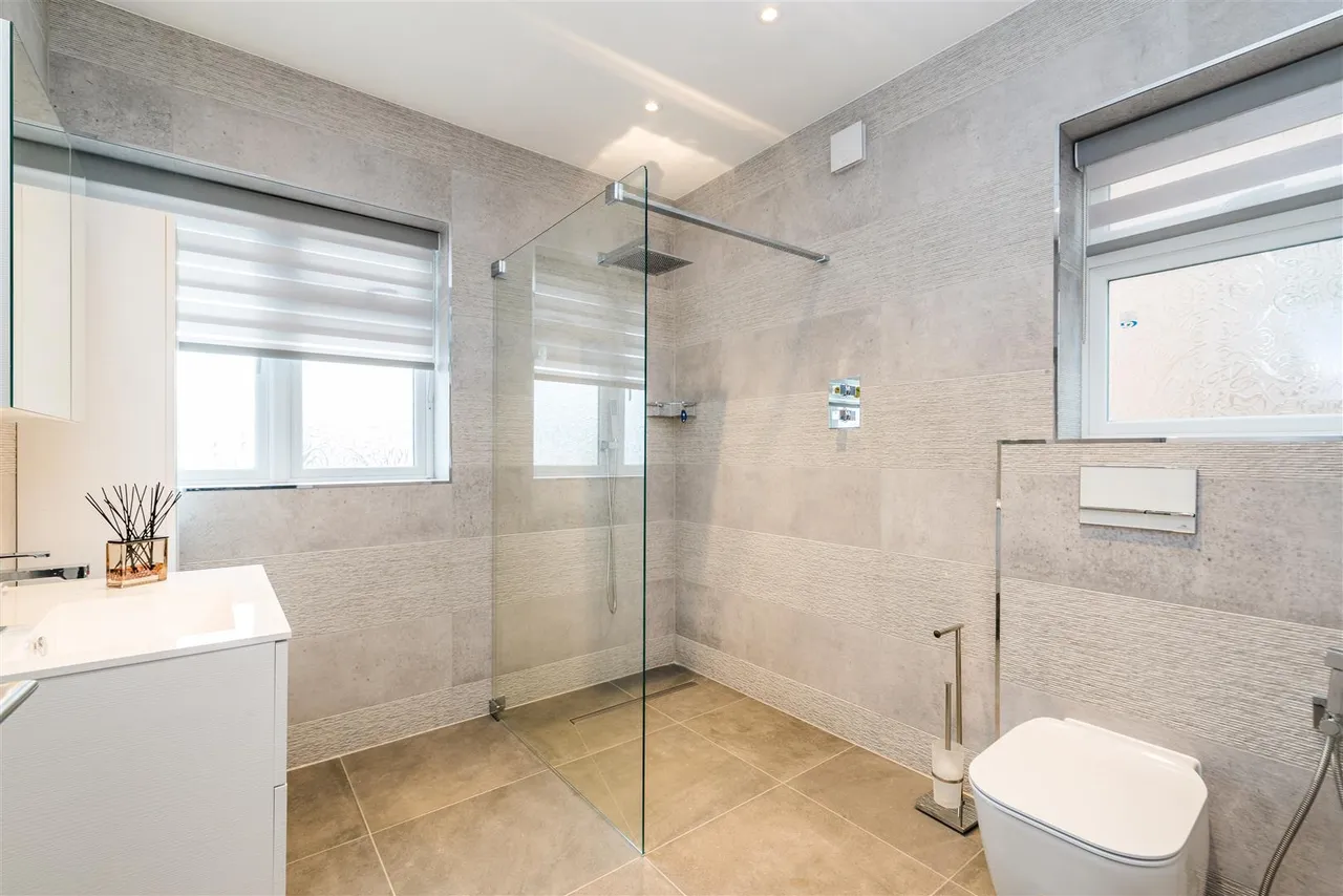 Bowes Road, Acton, W3, photo 18