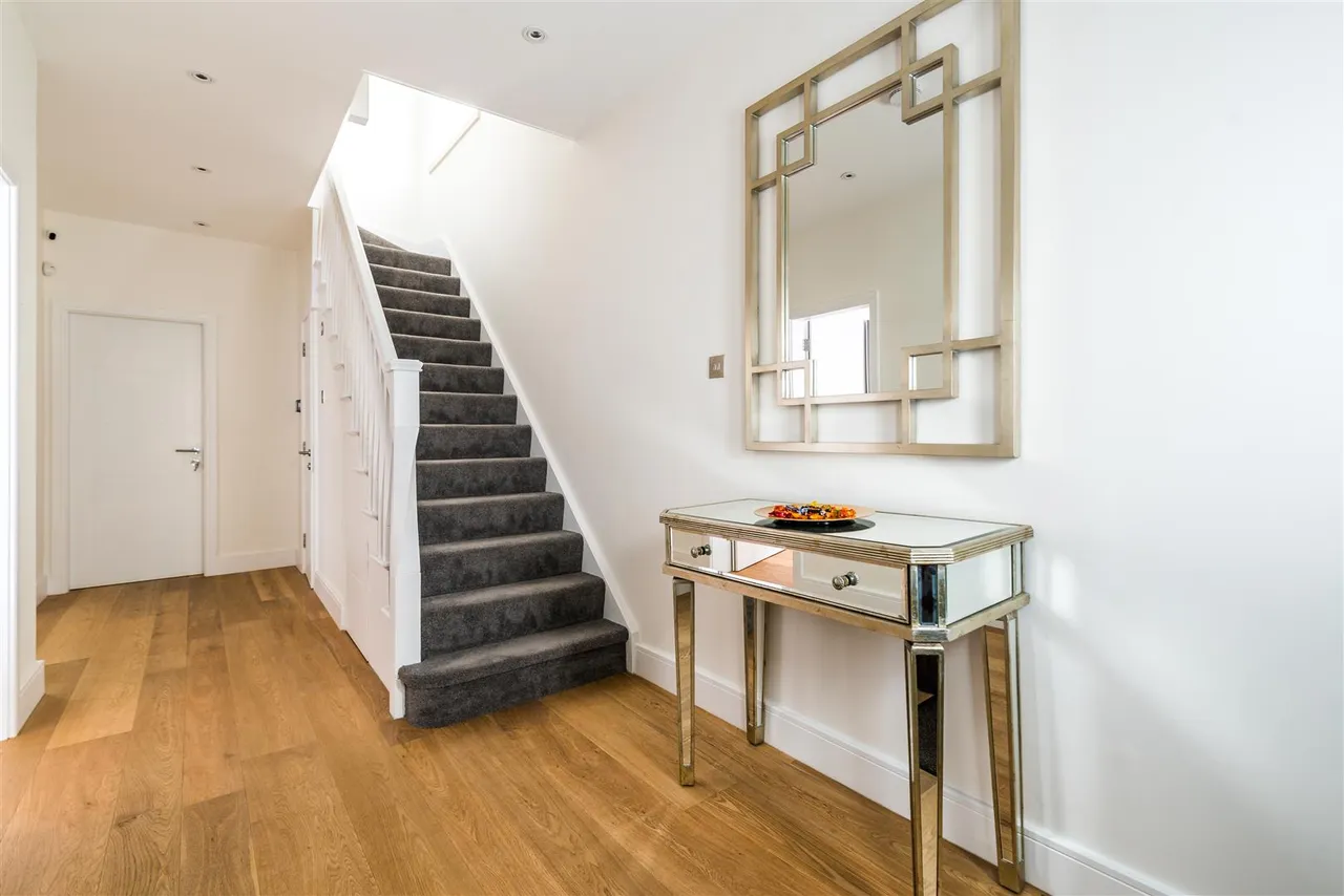Bowes Road, Acton, W3, photo 9