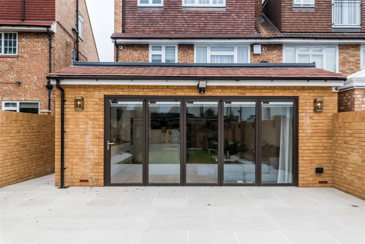 Bowes Road, Acton, W3, photo 6