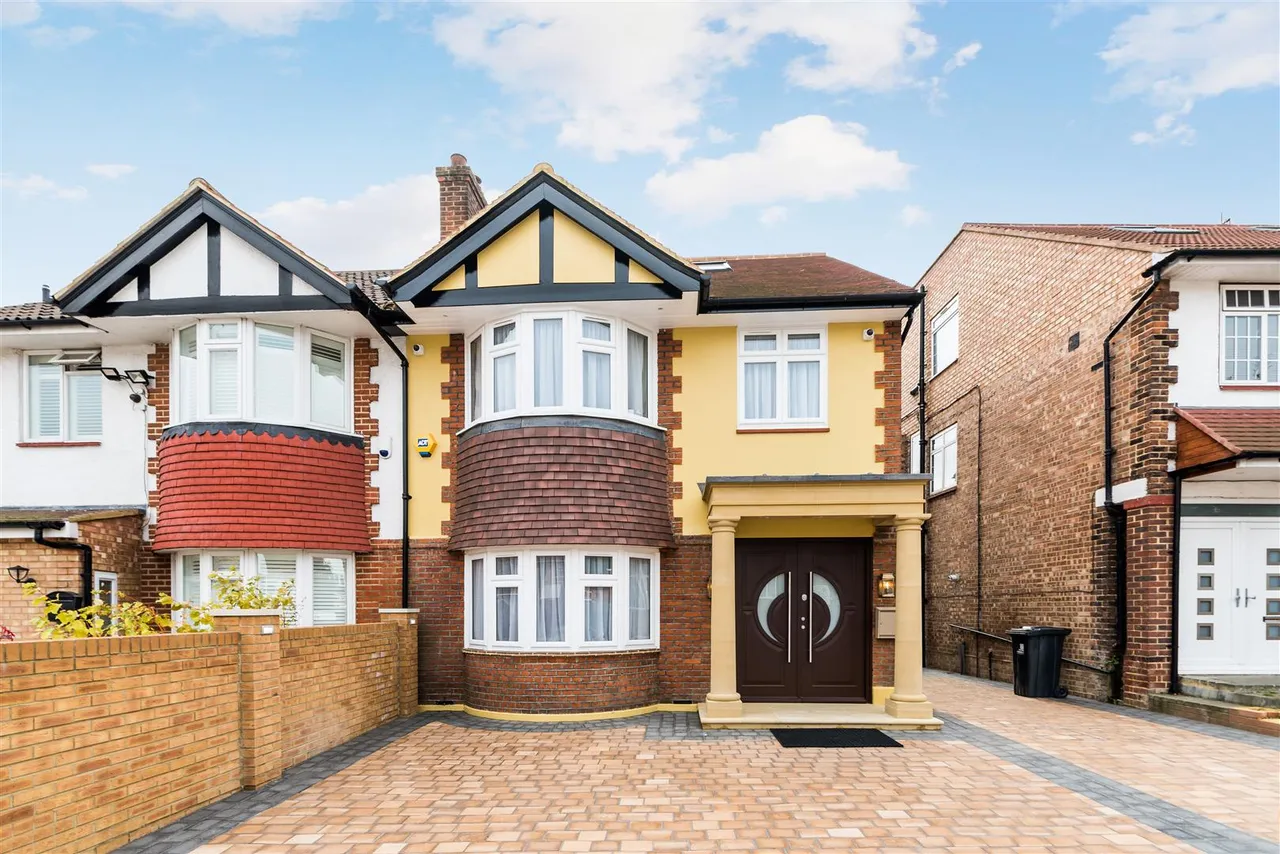 Bowes Road, Acton, W3, photo 21
