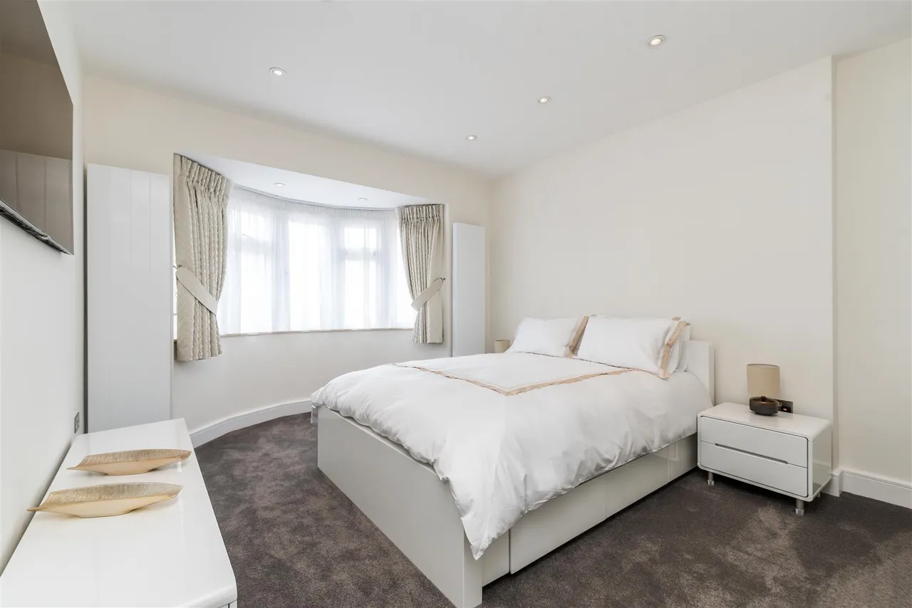 Bowes Road, Acton, W3, photo 14