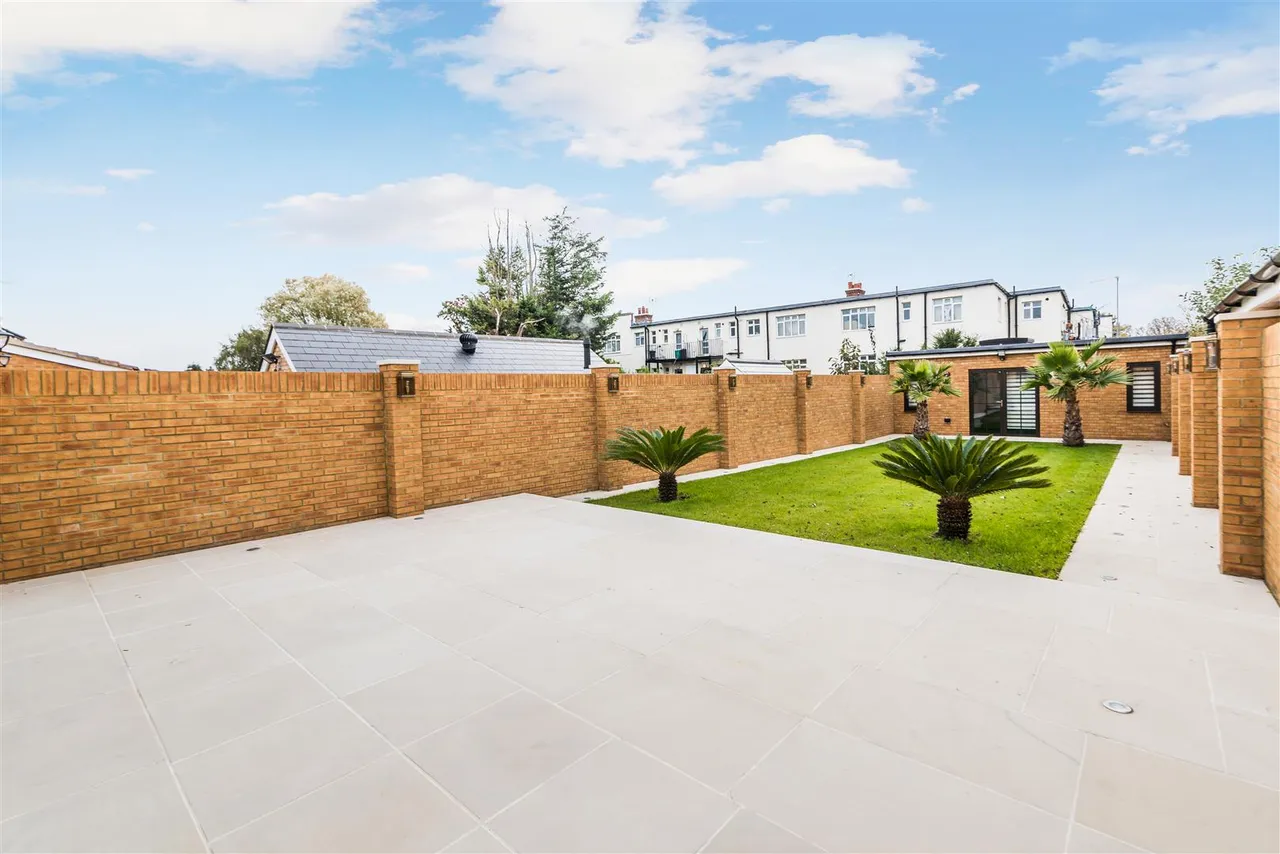 Bowes Road, Acton, W3, photo 8