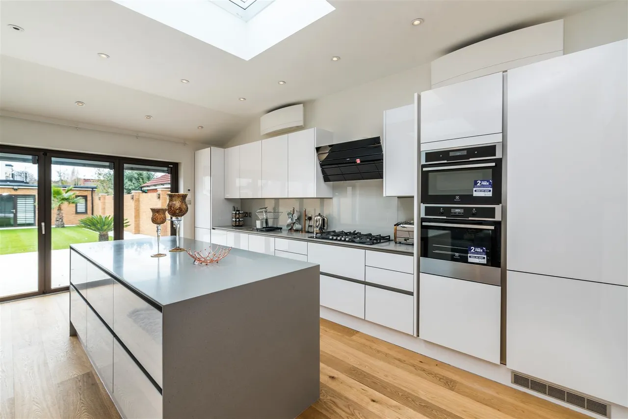 Bowes Road, Acton, W3, photo 5