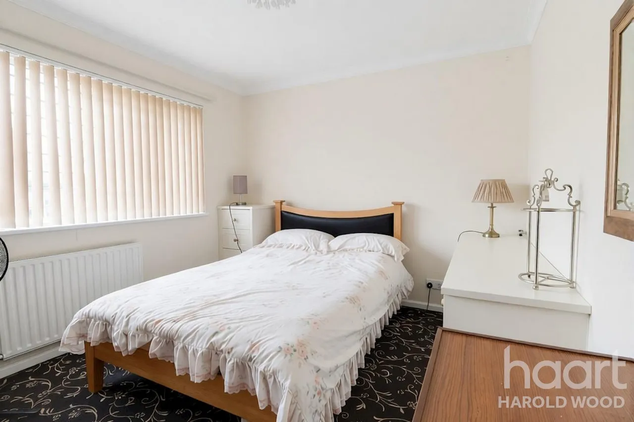 Sackville Crescent, Harold Wood, RM3, photo 7