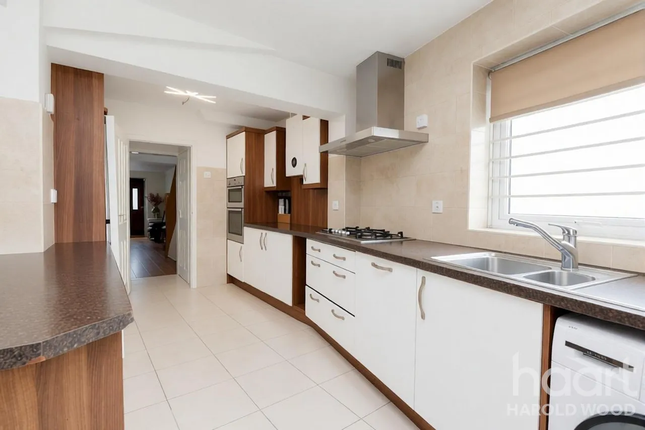 Sackville Crescent, Harold Wood, RM3, photo 4