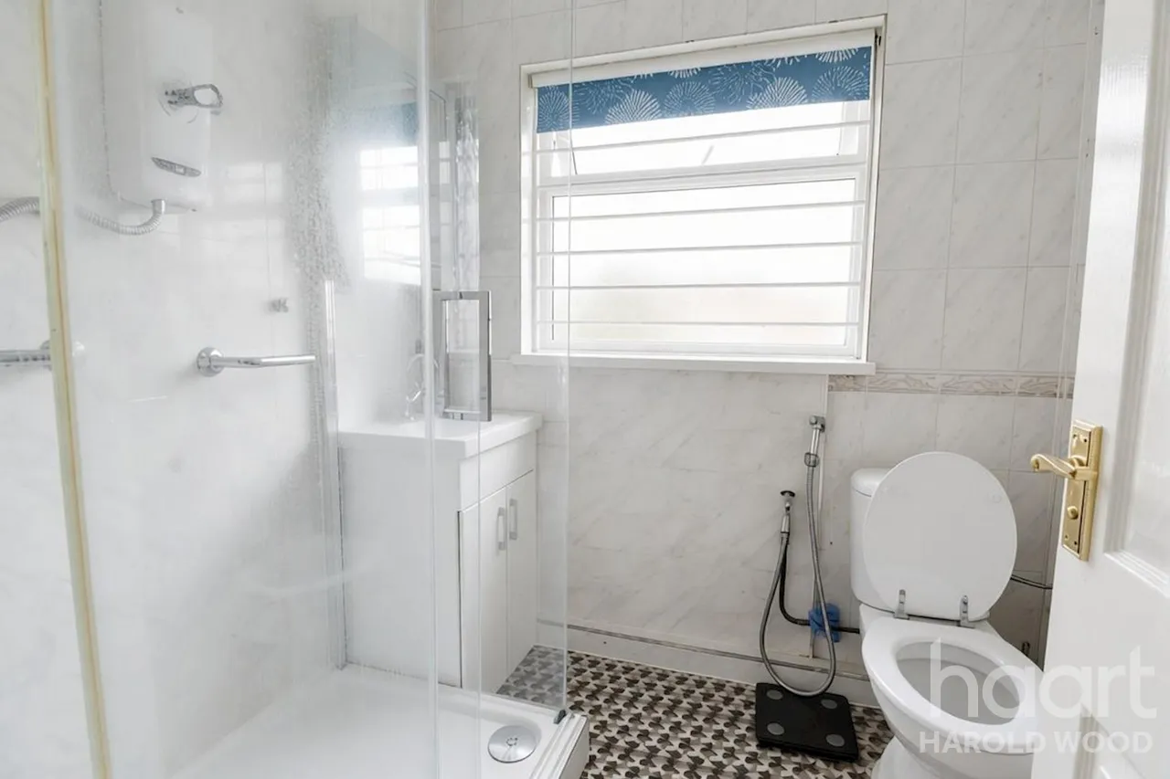 Sackville Crescent, Harold Wood, RM3, photo 11