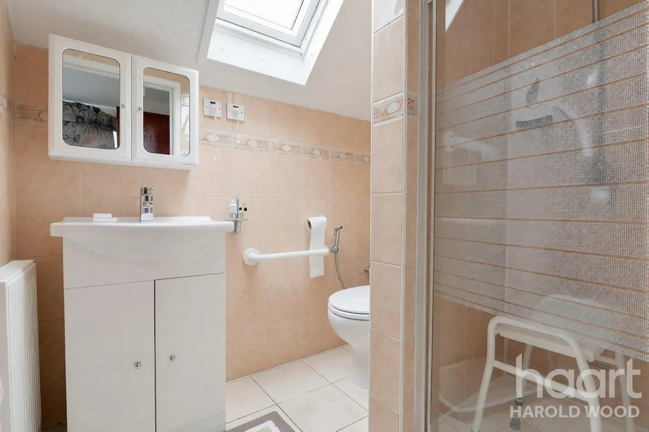 Sackville Crescent, Harold Wood, RM3, photo 16