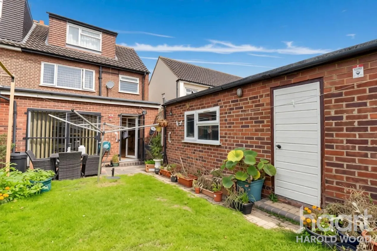 Sackville Crescent, Harold Wood, RM3, photo 20