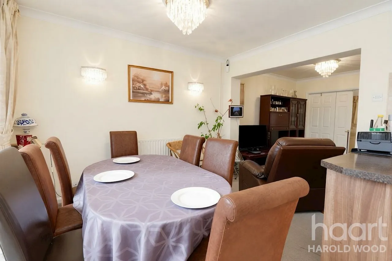 Sackville Crescent, Harold Wood, RM3, photo 23