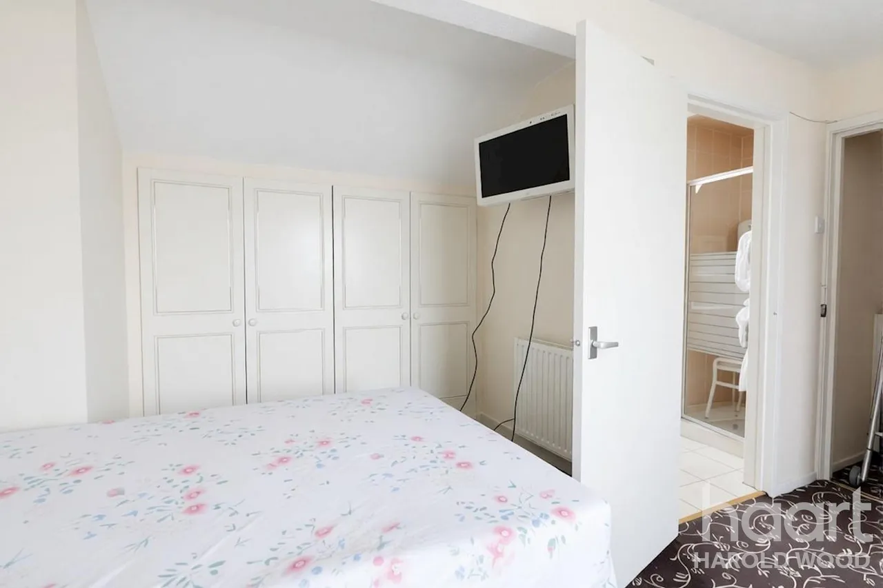 Sackville Crescent, Harold Wood, RM3, photo 17