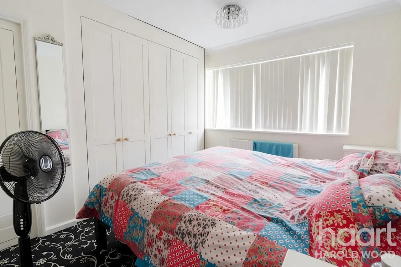 Sackville Crescent, Harold Wood, RM3, photo 9