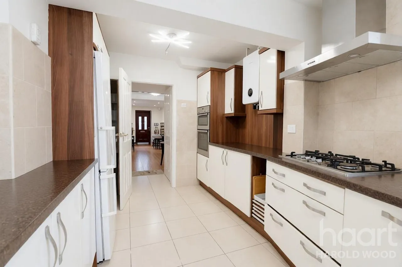 Sackville Crescent, Harold Wood, RM3, photo 6