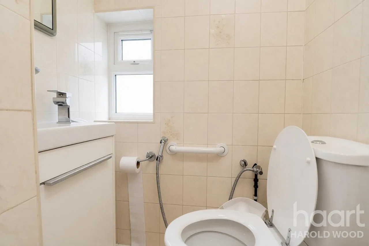 Sackville Crescent, Harold Wood, RM3, photo 18