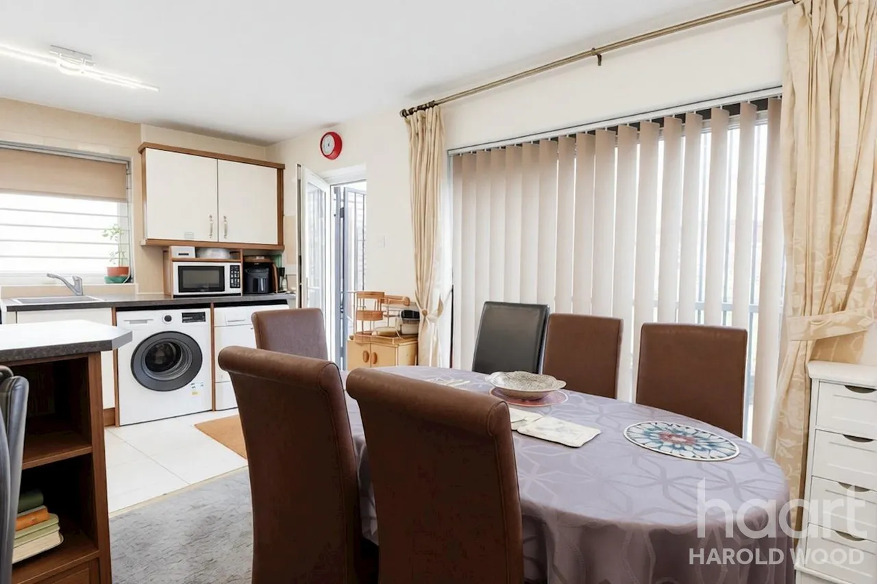 Sackville Crescent, Harold Wood, RM3, photo 5