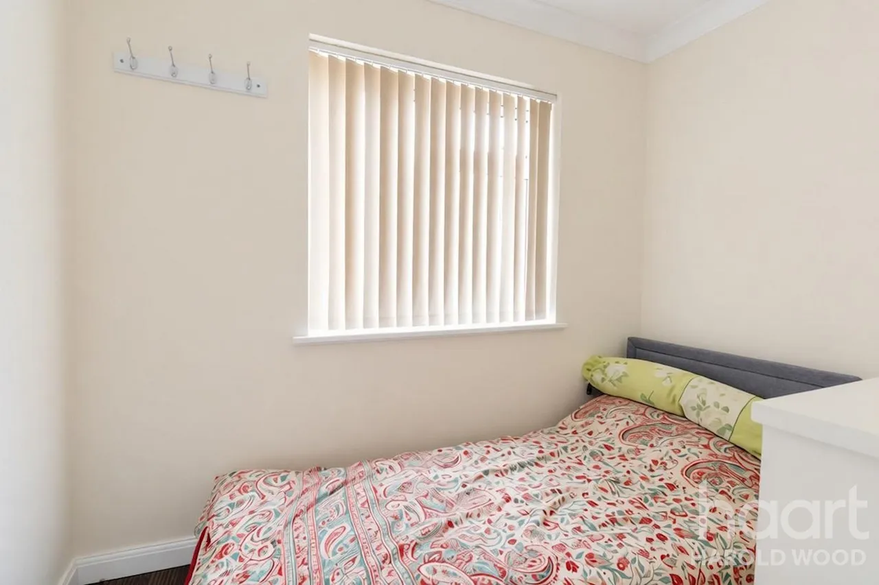 Sackville Crescent, Harold Wood, RM3, photo 13