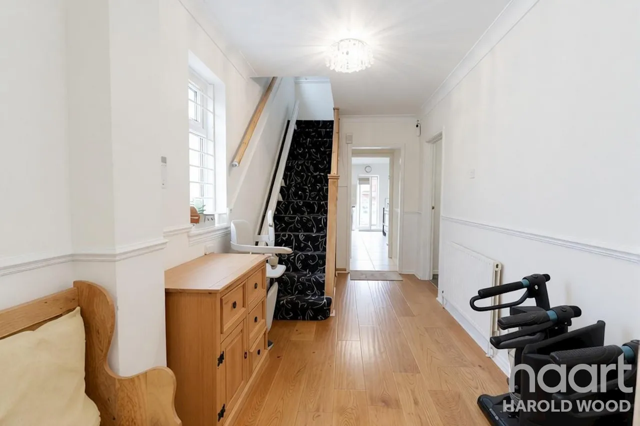 Sackville Crescent, Harold Wood, RM3, photo 3