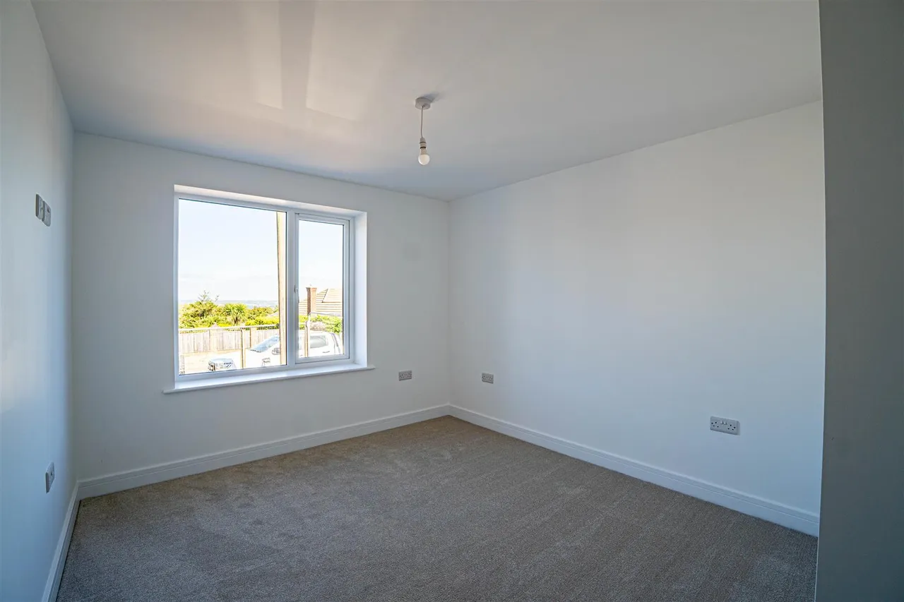 Maplehurst Close, St. Leonards-On-Sea, photo 32