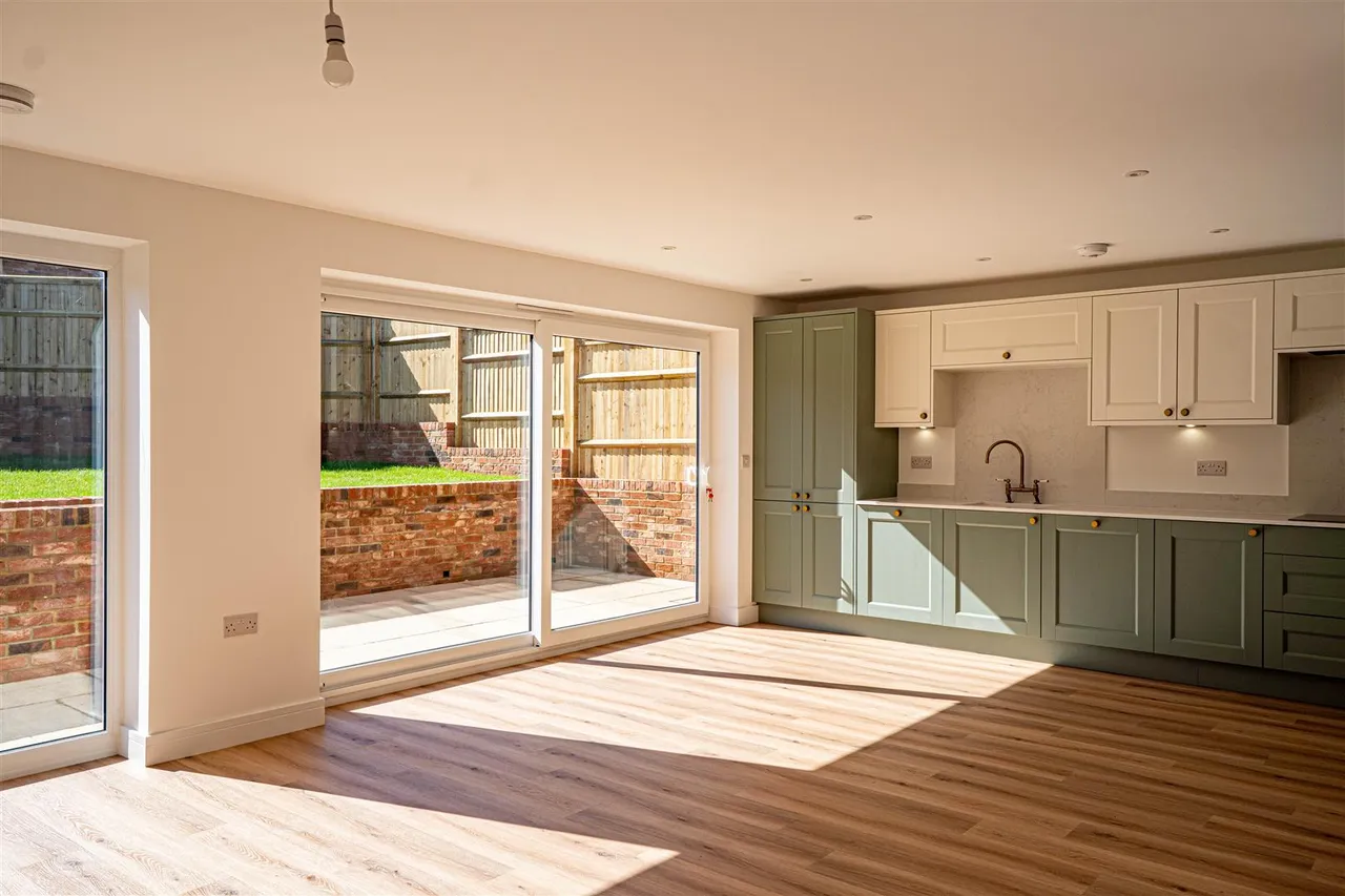 Maplehurst Close, St. Leonards-On-Sea, photo 27