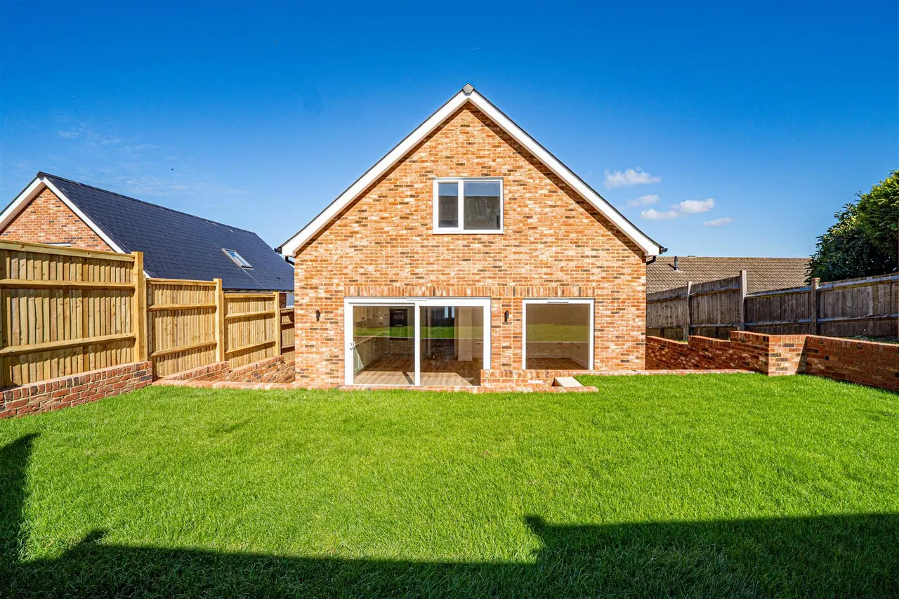 Maplehurst Close, St. Leonards-On-Sea, photo 37