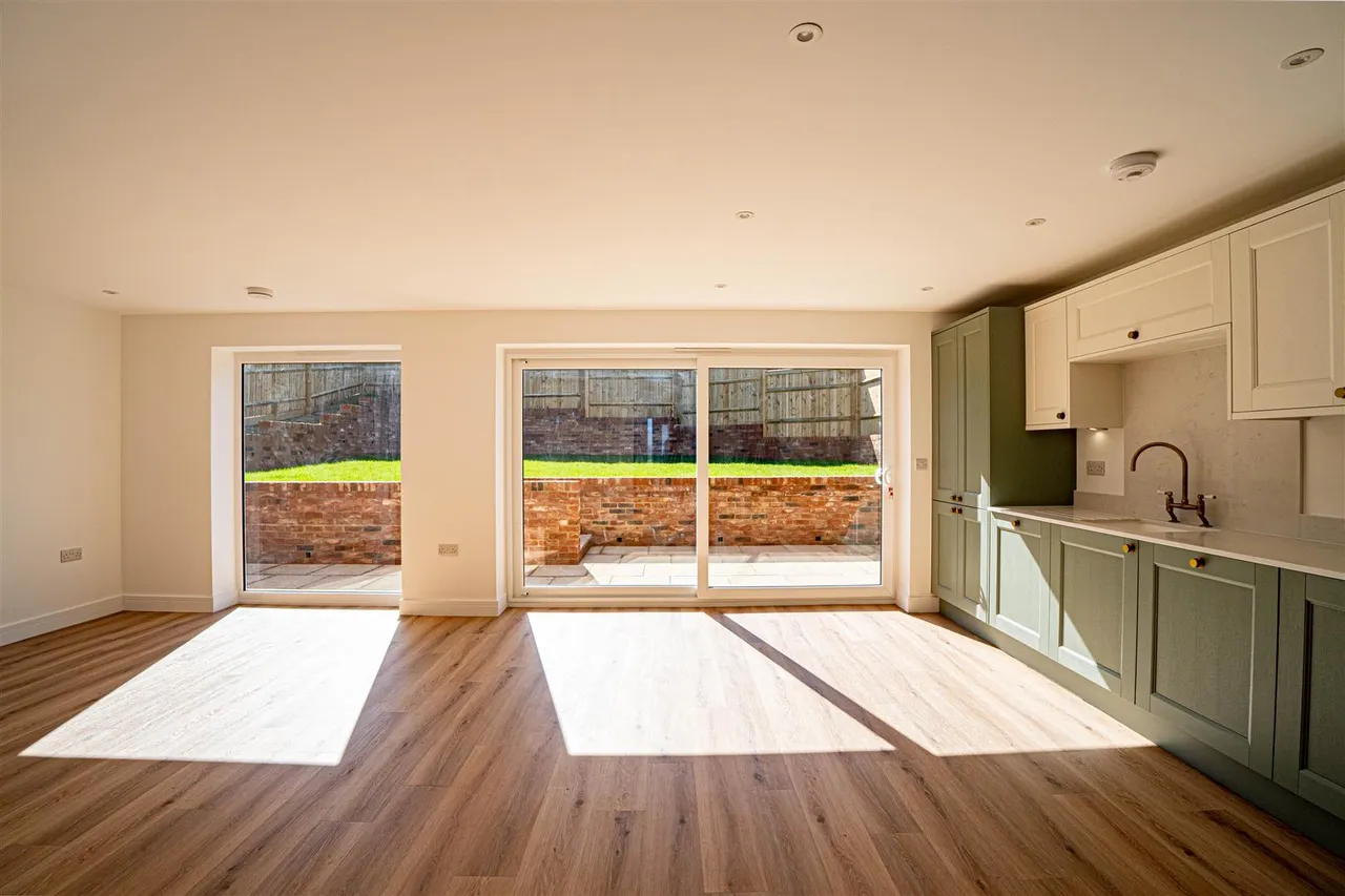 Maplehurst Close, St. Leonards-On-Sea, photo 26