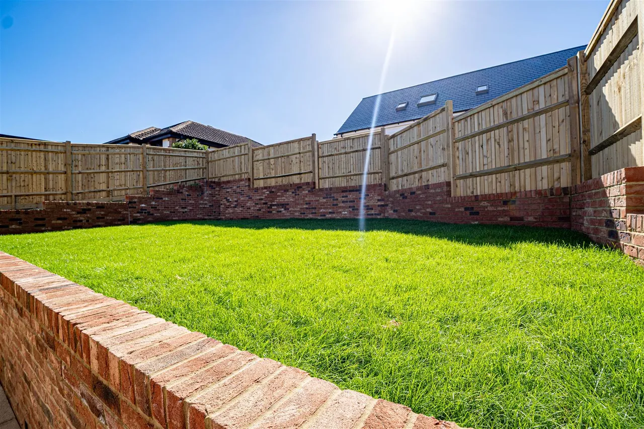Maplehurst Close, St. Leonards-On-Sea, photo 36