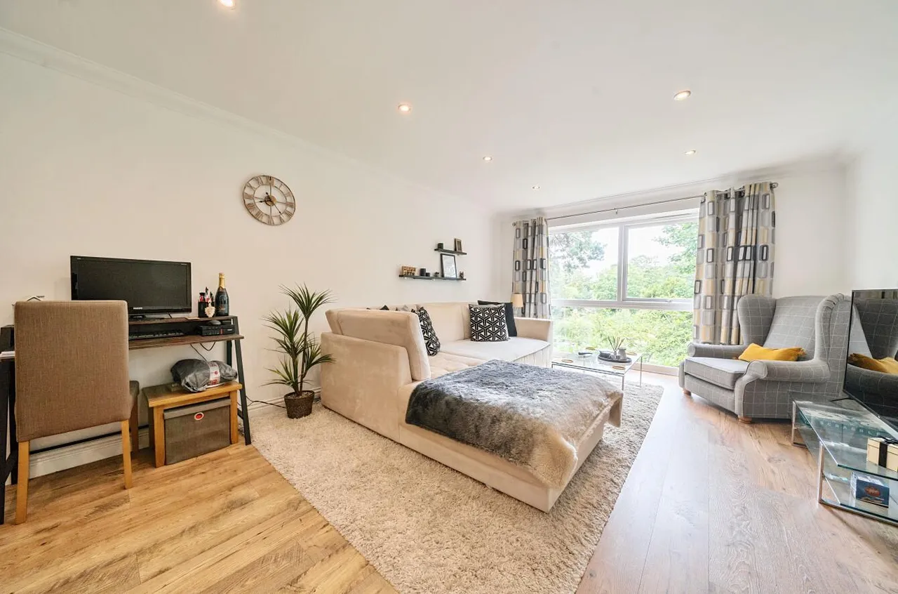 Court Gardens, Camberley, photo 12