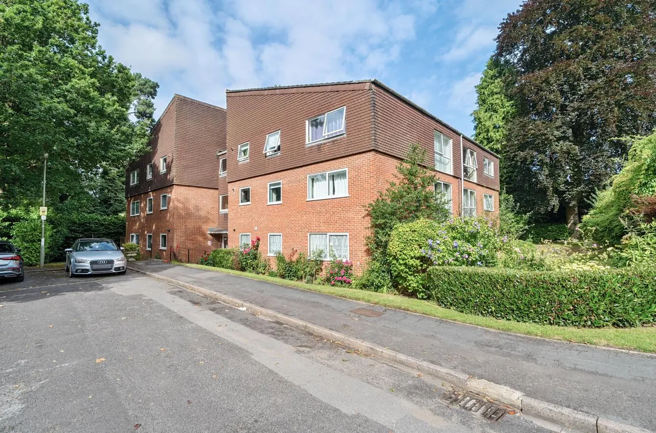 2 bed flat to rent, Court Gardens, Camberley