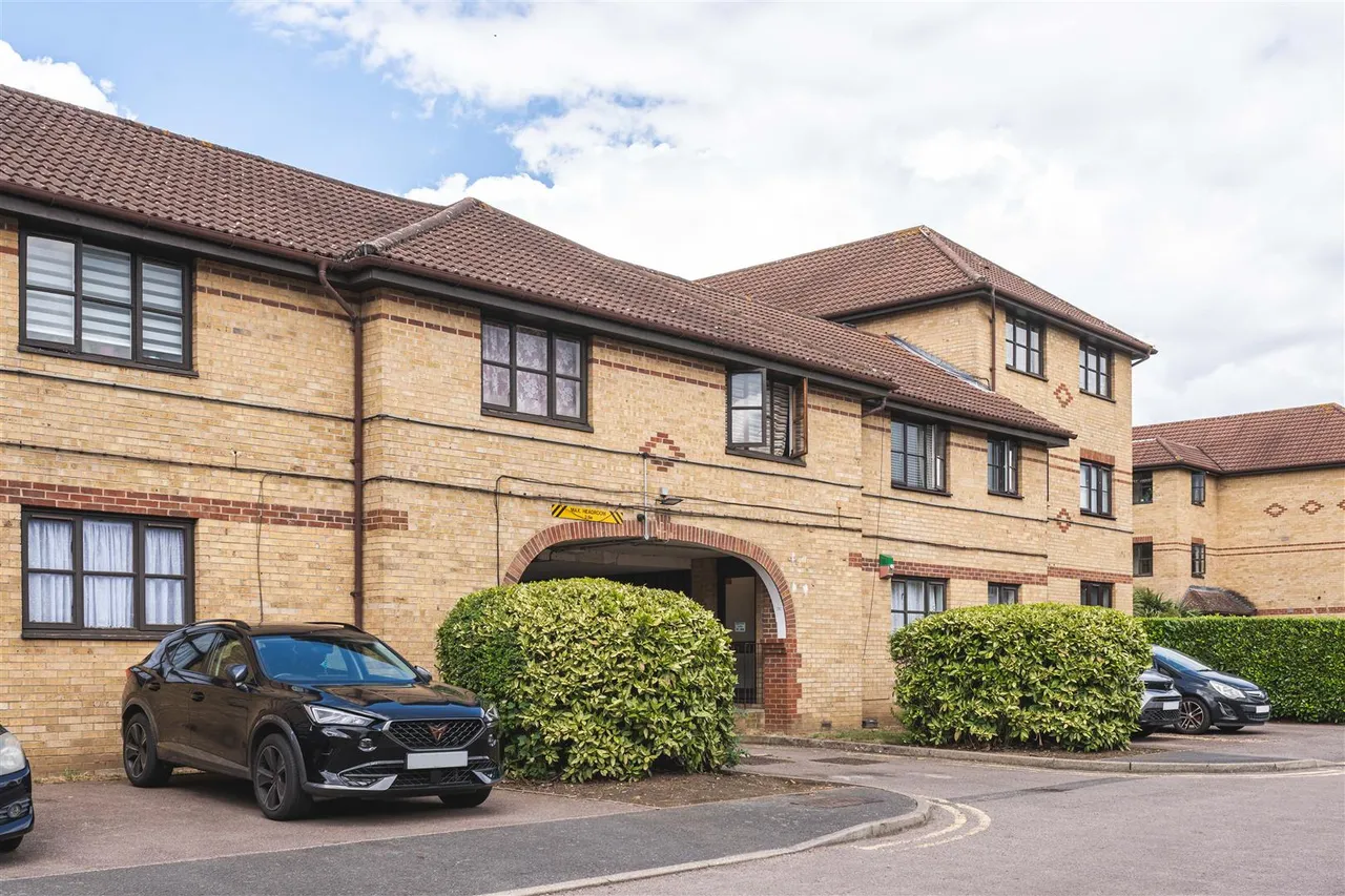 1 bed flat for sale, Hickory Close, Edmonton, N9
