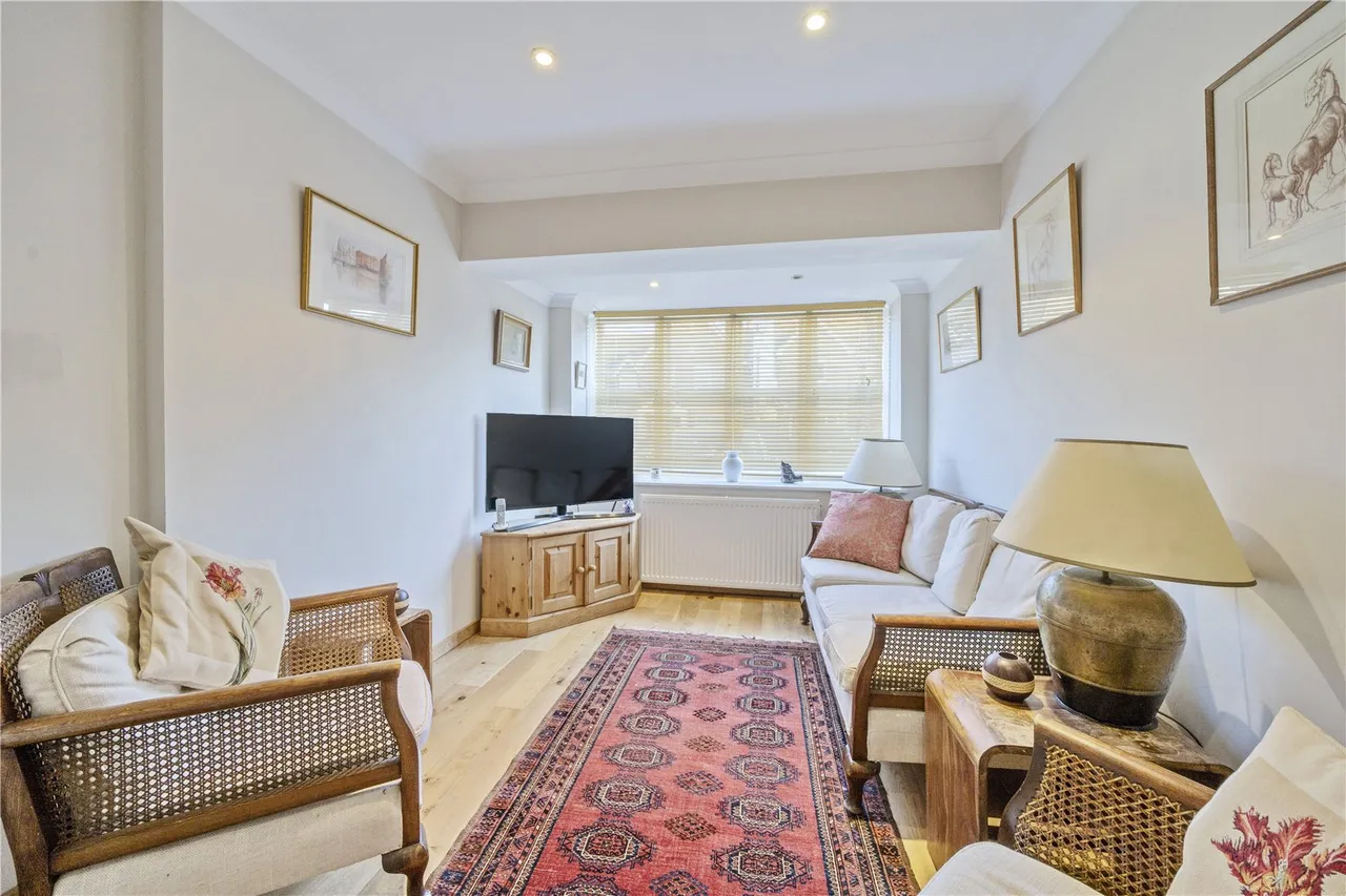 Harvey Drive, Hampton, TW12 2FB, photo 2