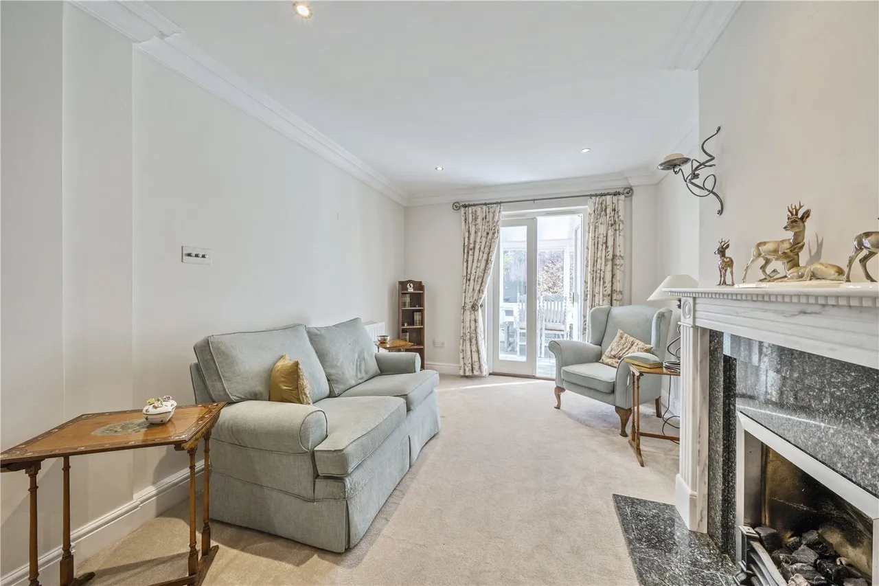 Harvey Drive, Hampton, TW12 2FB, photo 3