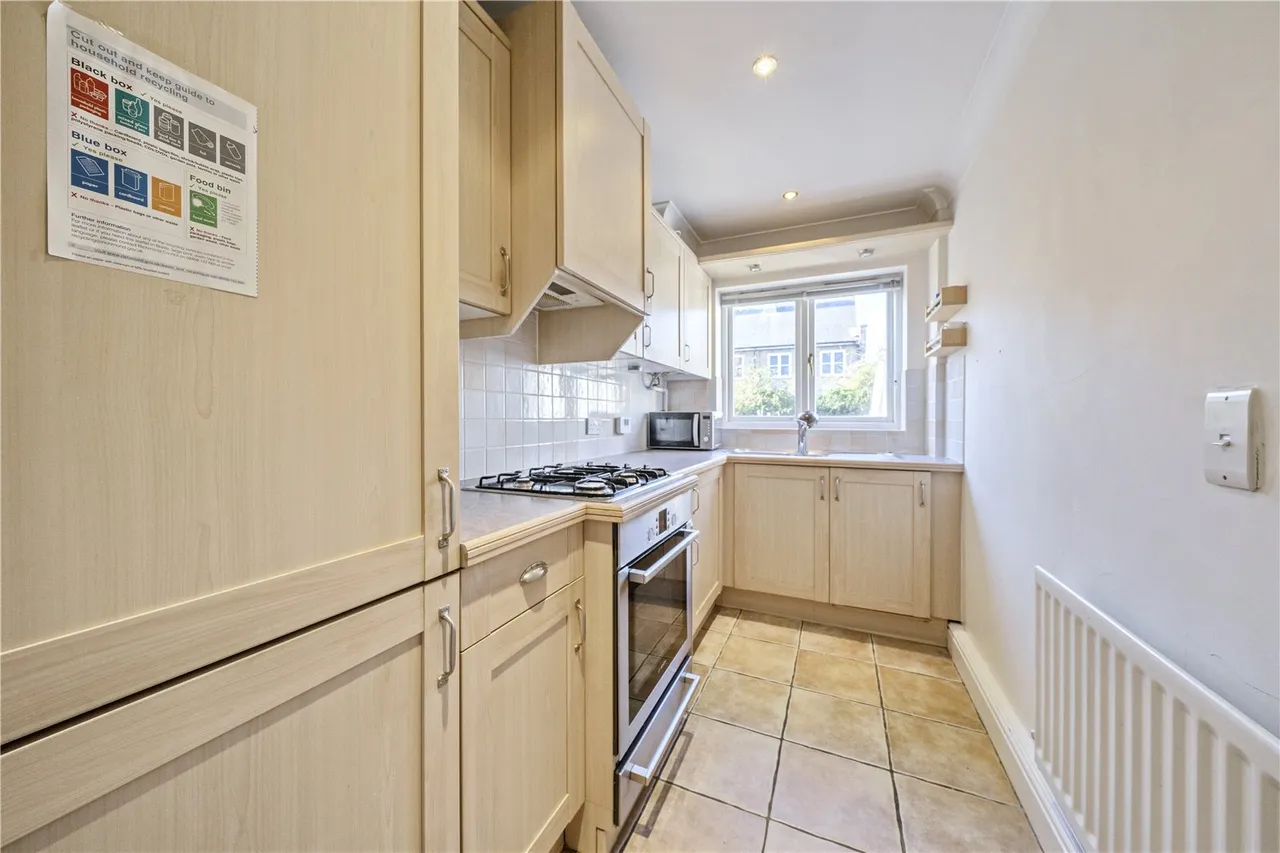 Harvey Drive, Hampton, TW12 2FB, photo 4