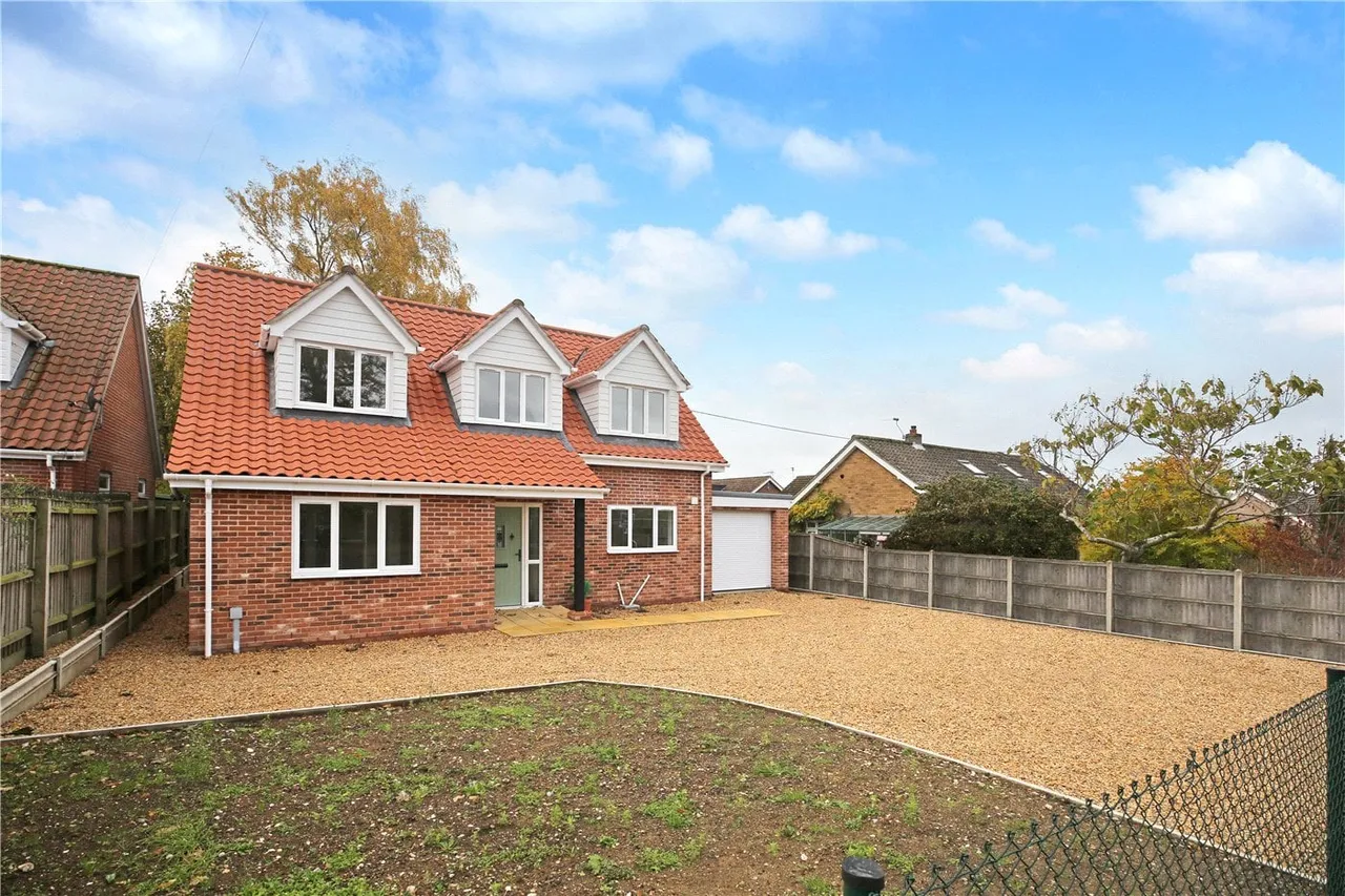 3 bed house for sale — Norwich Road, Poringland, Norwich, Norfolk, NR14