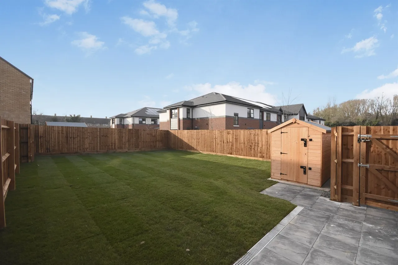 Ghyllgrove Close, Basildon, SS14, photo 11