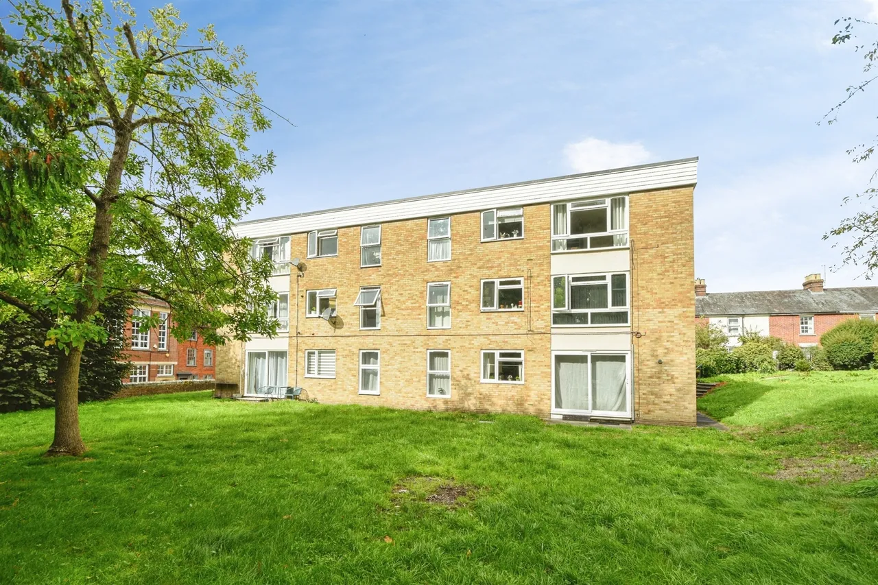 3 bed flat for sale, Tollgate Road, Salisbury, SP1