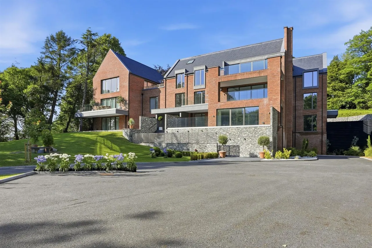 3 bed flat to rent — Macclesfield Road, Prestbury