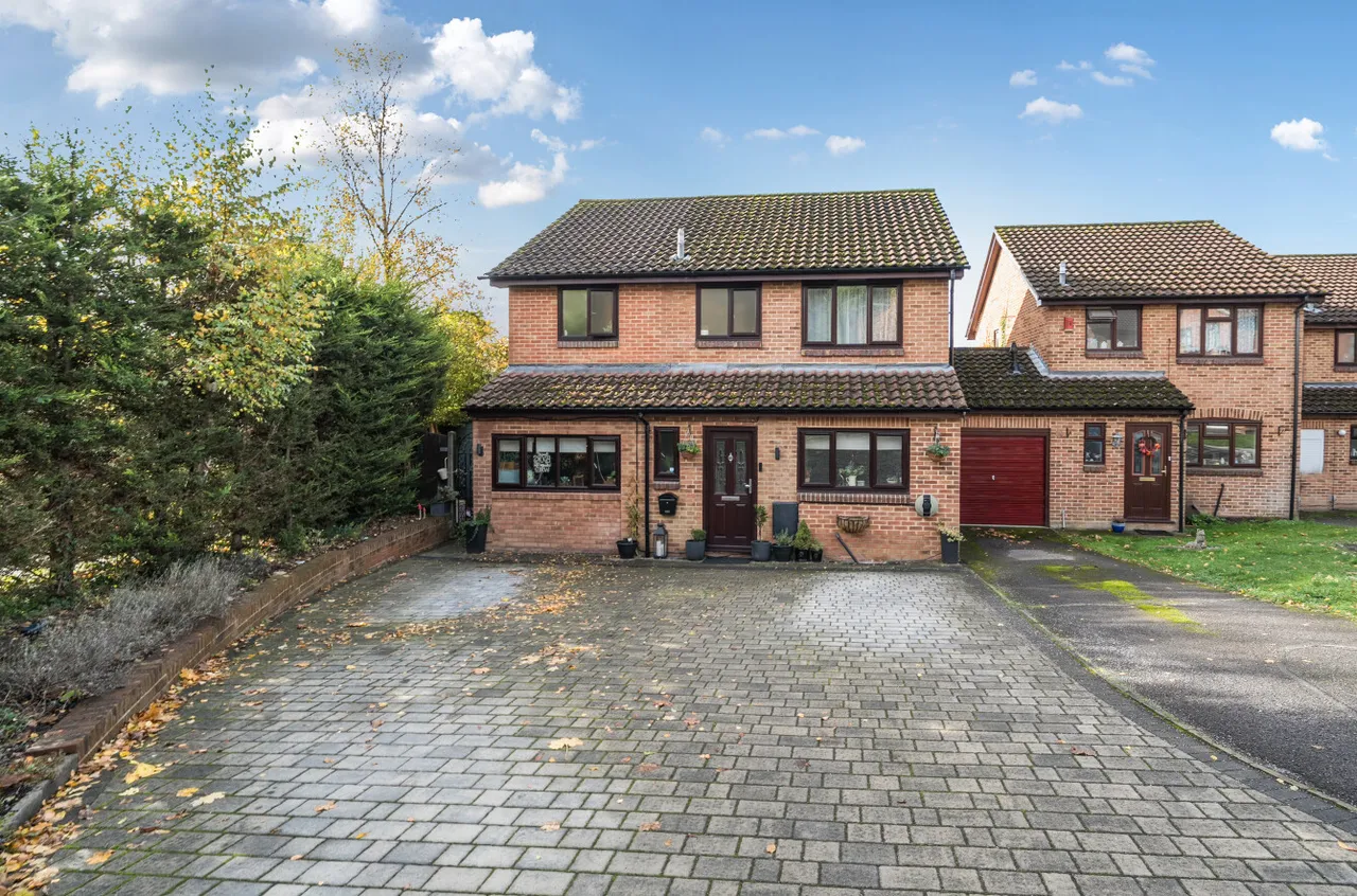 4 bed house for sale — Berkeley Crescent, Frimley, Camberley, Surrey, GU16 8YN