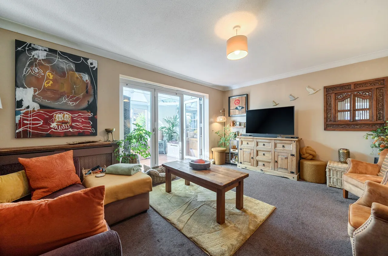 Berkeley Crescent, Frimley, Camberley, Surrey, GU16 8YN, photo 2