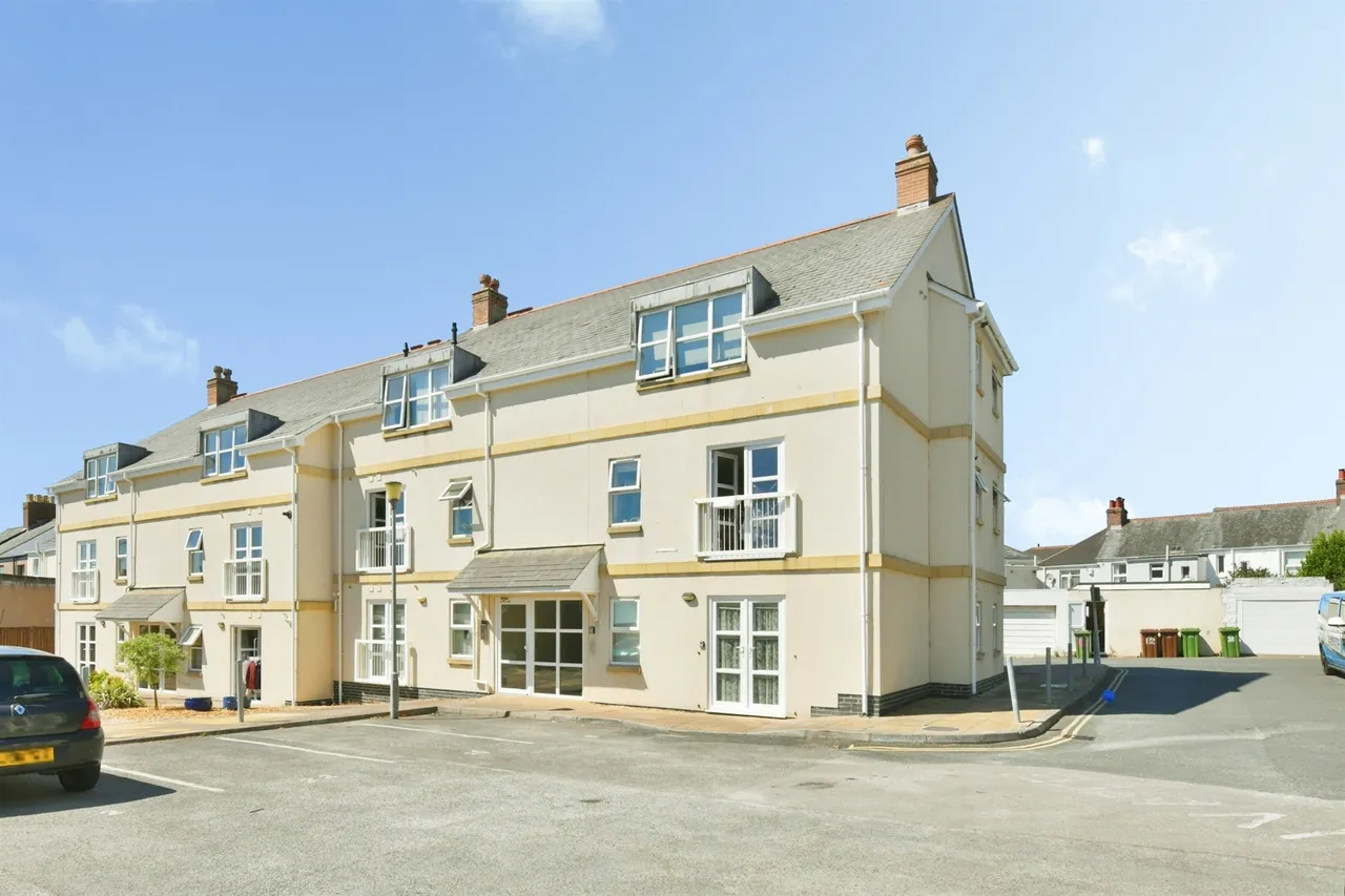 2 bed flat for sale — Hawkers Lane, Plymouth