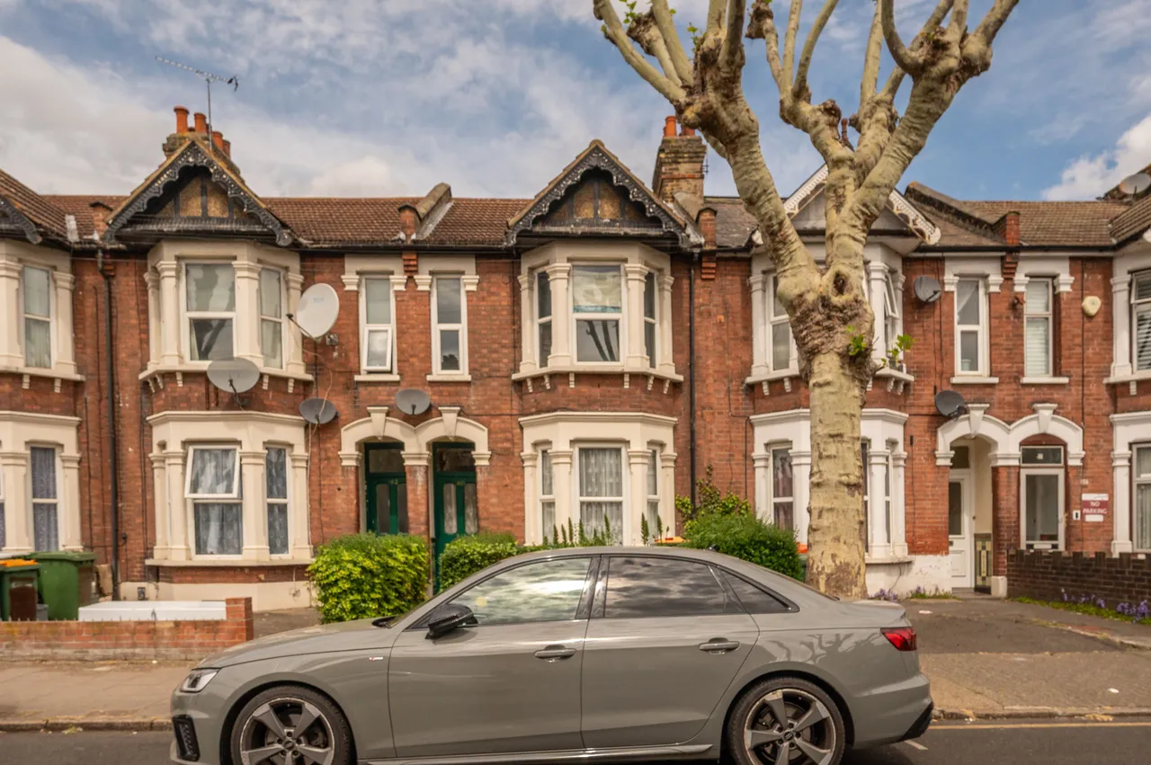 2 bed flat to rent — 160 First Floor Flat, Harold Road