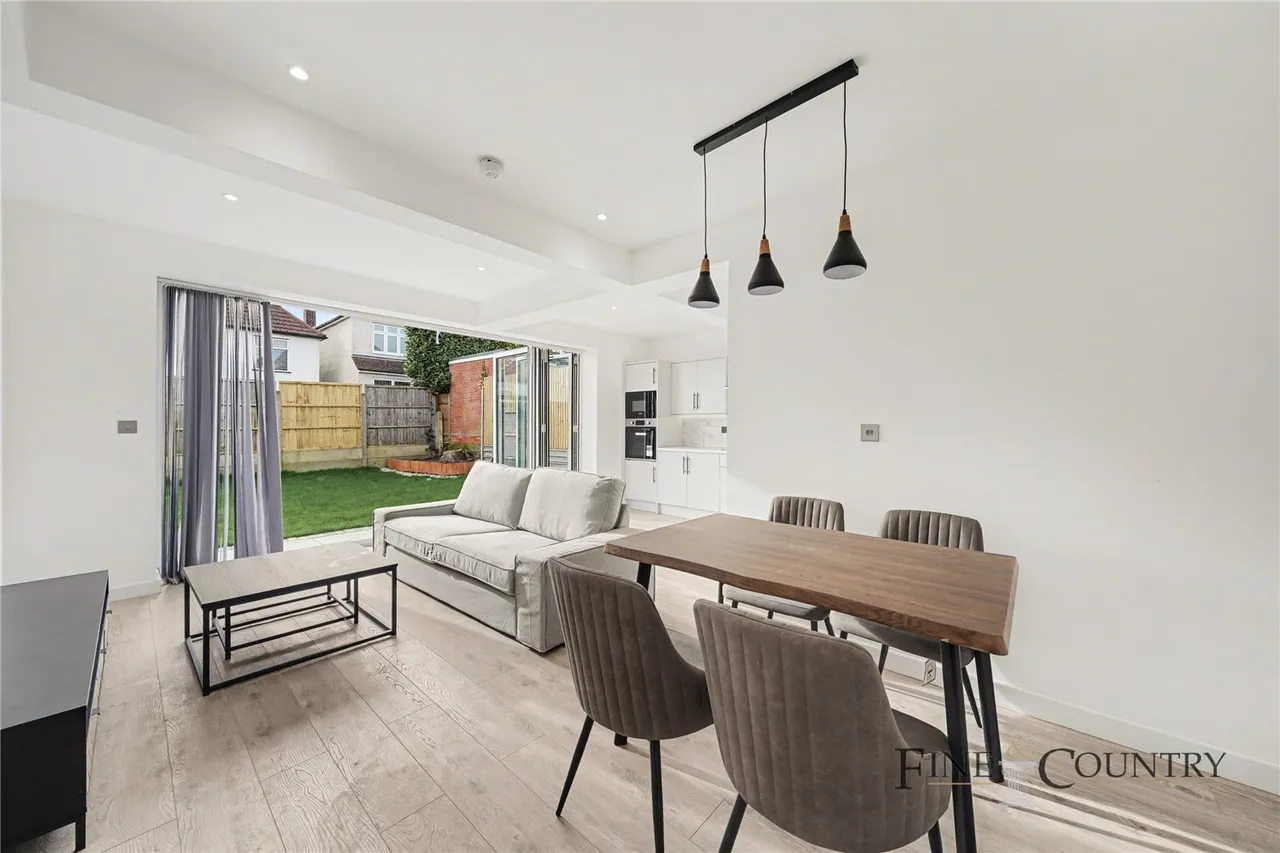 Hill Close, London, photo 2