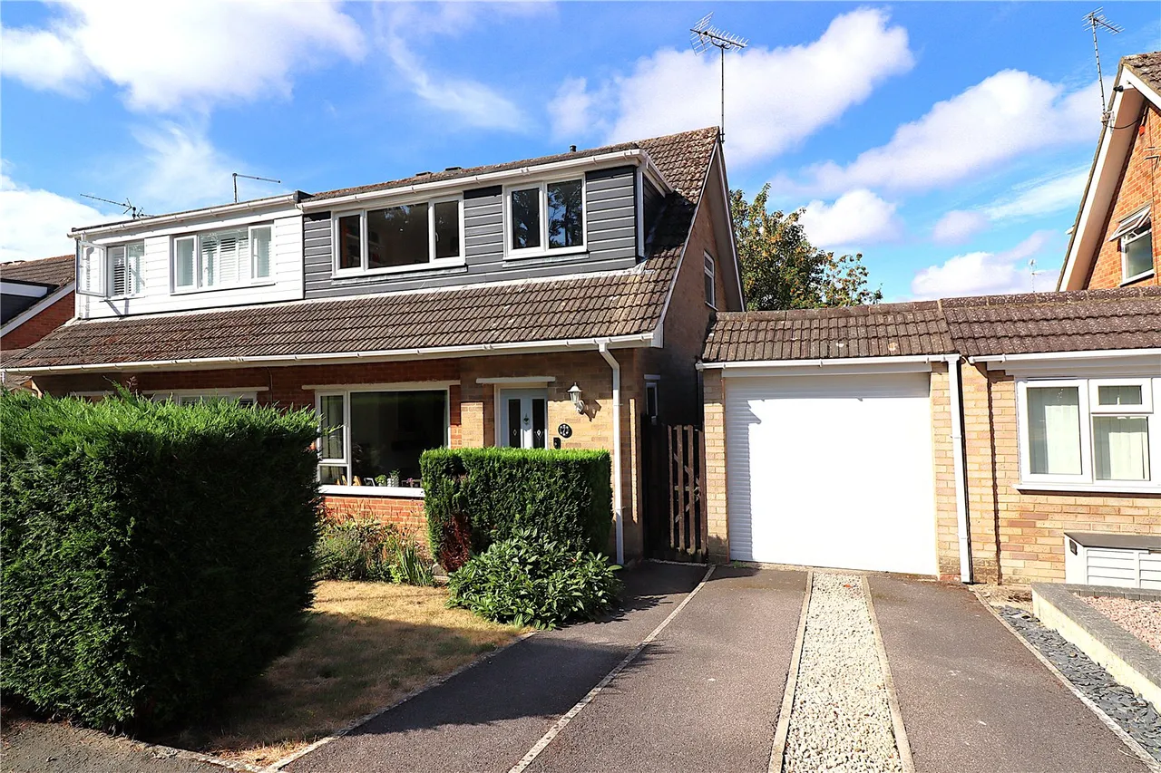3 bed house for sale — Durnsford Avenue, Fleet, Hampshire, GU52 7TA