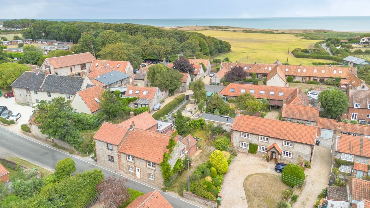 Charming Weybourne Cottage with Plann, photo 4