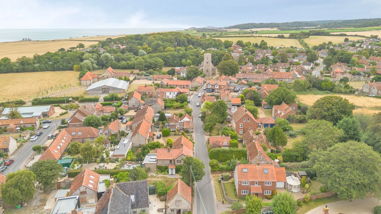 Charming Weybourne Cottage with Plann, photo 9