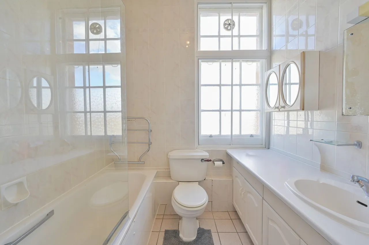 29 Warwick Mansions, Cromwell Crescent, London, photo 4